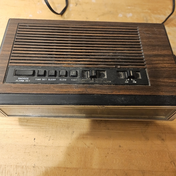 Realistic Chronomatic 211 Wood Grain Digital Alarm Clock AM/FM Radio Tested&Work - Picture 4 of 7